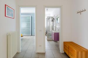 Leopardi 9, bright apartment close to lake and train station