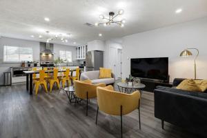 Upscale 3BR 2BA Cozy Holiday Home with Pool & Grill