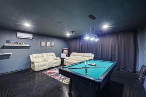 Elite 5BR 3,5BA Holiday Home with Game Room, Hot Tub, & Sauna