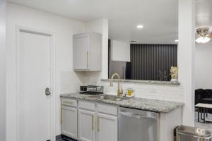 Elite 5BR 3,5BA Holiday Home with Game Room, Hot Tub, & Sauna