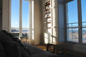 Panoramic Mulberry Beach plendid sea front apartment