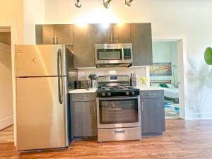 Friendly 3BR Chicago Getaway Near McCormick 2001 S State St - 2G