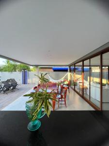 Casa 4 Suítes alto padrão com quarto acessivel Cond Paraiso Guarajuba Bahia