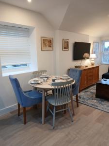 Luxury 1 bed apartment close to Airport and Exhibition centre ideal for short long term stays very cosy nicely furnished for comfort withmod cons FreeParking on site Free WIFI