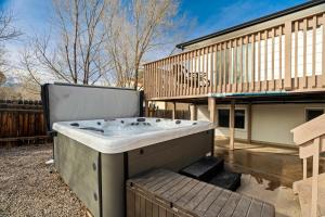 Centennial Court Near Garden of Gods w Hot Tub