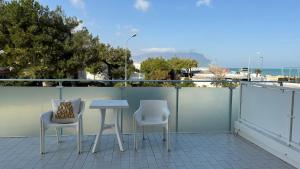 M146 - Marcelli, bilocale fronte mare con ampio terrazzo