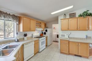 Family Show Low Getaway - 7 Mi to Town!