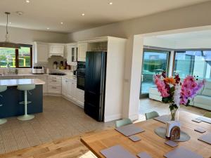 Superb bright spacious five bedroom home, 6 beds, sleeps 10-11 guest, 10 minutes from town centre