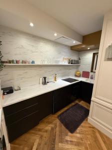 Standing Apartment - Champs Élysée