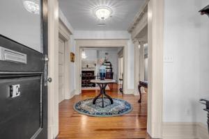 1896 Victorian Mansion - Steps from Forsyth