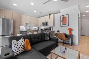 King Suite Retreat, Gym and Rooftop Access New