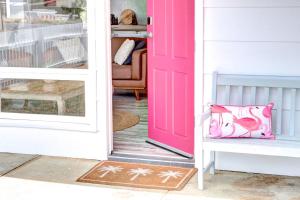 The Lazy Palm Beach Shack - Retro-Coastal Charm