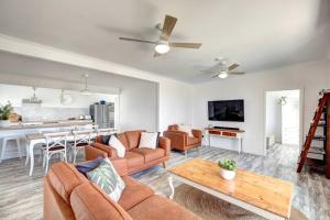 The Lazy Palm Beach Shack - Retro-Coastal Charm