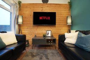 Five Bedroom House by Brookland Stays Serviced Accommodation & Short Lets in Sheffield with Free WiFi