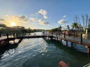 Casa de alto padrão com piscina aquecida e marina