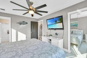 Canalfront 3BR Home, Private Dock, Boat Ramp & Large Deck in Key Colony Beach