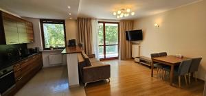 2 Bedrooms, 7 Minutes from Airport