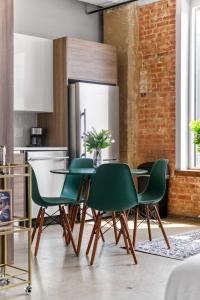 Beautiful Downtown Apartment with Pool, Laundry, Parking