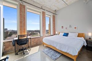 Beautiful Downtown Apartment with Pool, Laundry, Parking