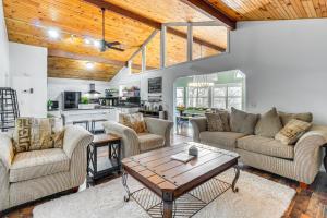 Mtn & Lake Norris Views: Family Home w Game Room!