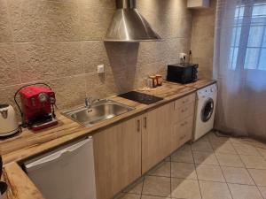 JOHN BEAUTY 50m2, METRO and ACROPOLIS 5