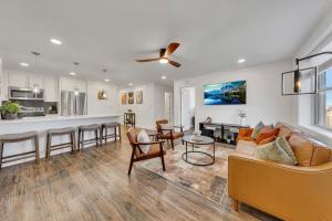 Modern 21st-Floor Condo King Murphy Bed View