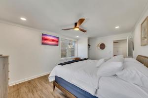 Modern 21st-Floor Condo King Murphy Bed View