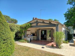 Villa sur grand jardin arboré à 2kms de la plage