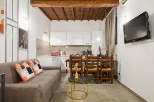 Family Apartment 10 Min from Duomo with 2 Bathrooms and AC