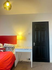 Spacious 3-Bedroom House with Fast Wi-Fi & Free Parking