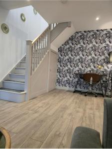 Modern Two-Bedroom House - Free Parking