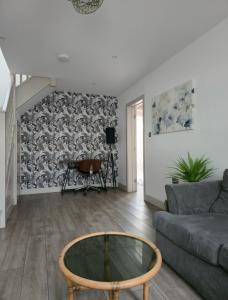 Modern Two-Bedroom House - Free Parking