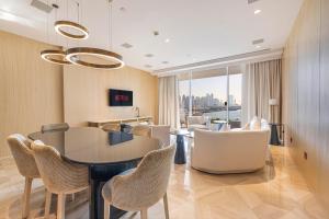 FIVE Palm Residence - Elegant Homes