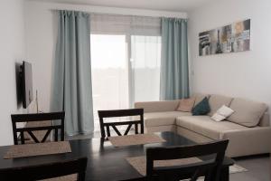Cosy Flat with Panoramic View, 15 min to Airport