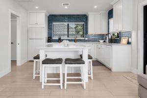 Art Deco Apt w Pool One Mile to Beach Pets Welcome