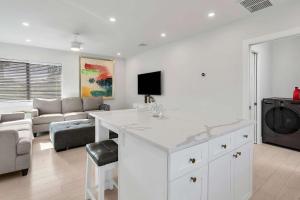 Art Deco Apt w Pool One Mile to Beach Pets Welcome