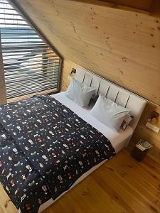 Zrub Kriváň Drevená chata s výhľadom na Tatry