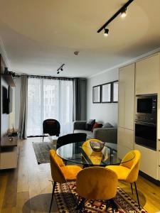 Ellipse Waterfall 2BR with Pool, Restaurant & Gym