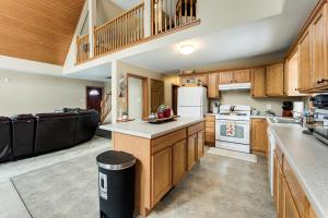 3 Mi to Gilbert Lake State Park Quiet Family Home