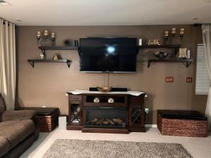 Major Vacation Jacuzzi 3 bed 2 bath slingshot!