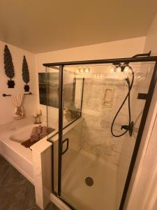 Major Vacation Jacuzzi 3 bed 2 bath slingshot!