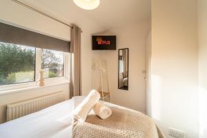 Cosy 3-Bed House With Parking, 5 Mins to QE & Uni