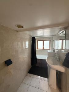 Grand Appartement lumineux 2ch. Ville historique.