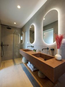 Trinitas Mare Psarou Beach