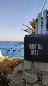 Trinitas Mare Psarou Beach