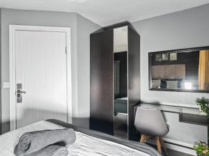 Glorious 2 - bed Flat with Free Parking