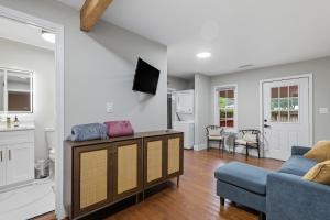 Little Indale Haus - Near Downtown and Prince Ave home