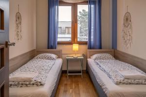 Klimatyzowany apartament przy plaży - 2 sypialnie, basen, garaż, Villa 4 Pory Roku