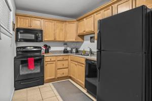 Classic City Getaway - Walk to Sanford Stadium! condo