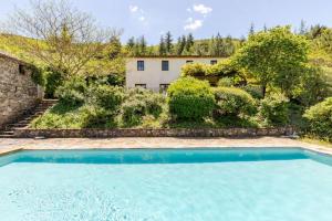 Stylish villa with large pool and stunning views